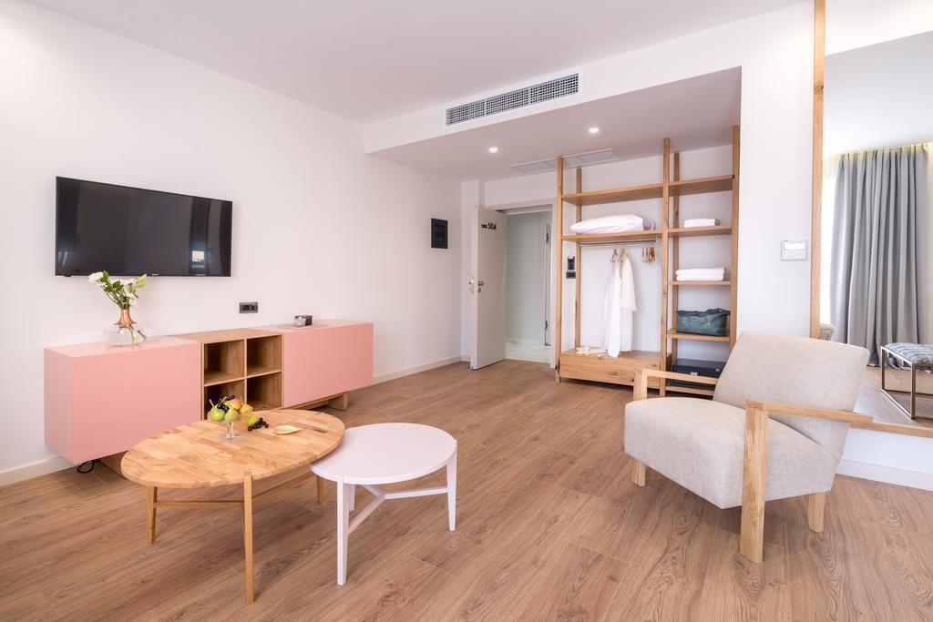 deluxe suite, balcony, partial sea view | 1 bedroom, premium bedding, minibar, in-room safe