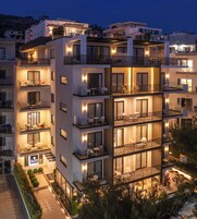 Fachada de la propiedad por la tarde o noche