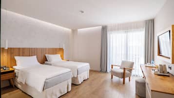 Chambre avec lits jumeaux, balcon, vue partielle sur la mer | Literie de qualité supérieure, minibar, coffres-forts dans les chambres