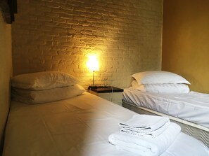 Chambre Deluxe avec lits jumeaux | Système d’insonorisation, accès au Wi-Fi (inclus), literie fournie