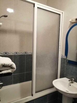 Apartemen, 2 kamar tidur | Kamar mandi | Bathtub