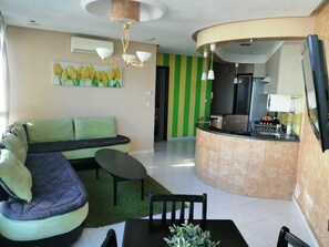 Departamento, 2 habitaciones | Área de sala de estar | Televisión de pantalla plana 