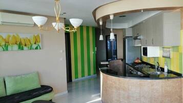 Appartement, 2 slaapkamers | Privékeuken | Een koelkast, een oven, een kookplaat, kookgerei, borden en bestek