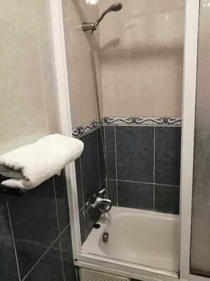 Appartement, 2 chambres | Salle de bain | Baignoire