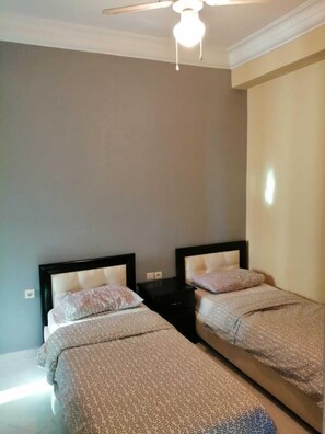 Appartement, 2 chambres | 2 chambres, fer et planche à repasser, accès au Wi-Fi (inclus)