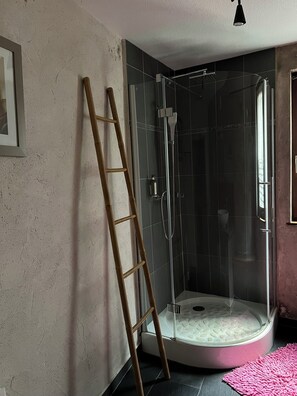 Chuveiro, secador de cabelo, toalhas de banho, sabonete