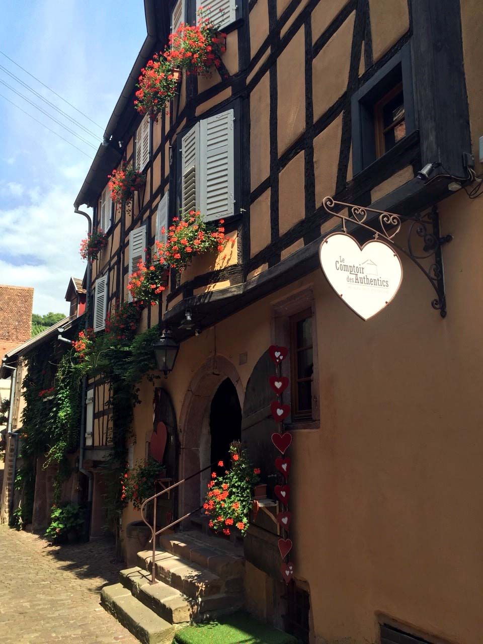 Un edificio tradicional de entramado de madera con un letrero con forma de corazón que dice 