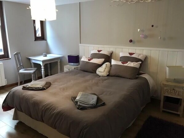 3 bedrooms, iron/ironing board, WiFi, bed sheets - THE AUTHENTICS - MACARON - The House of Amelie ****, Riquewihr - Standing 6 Pers (RIQUEWIHR)