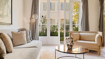 Suite Duplex | Living area | Flat-screen TV
