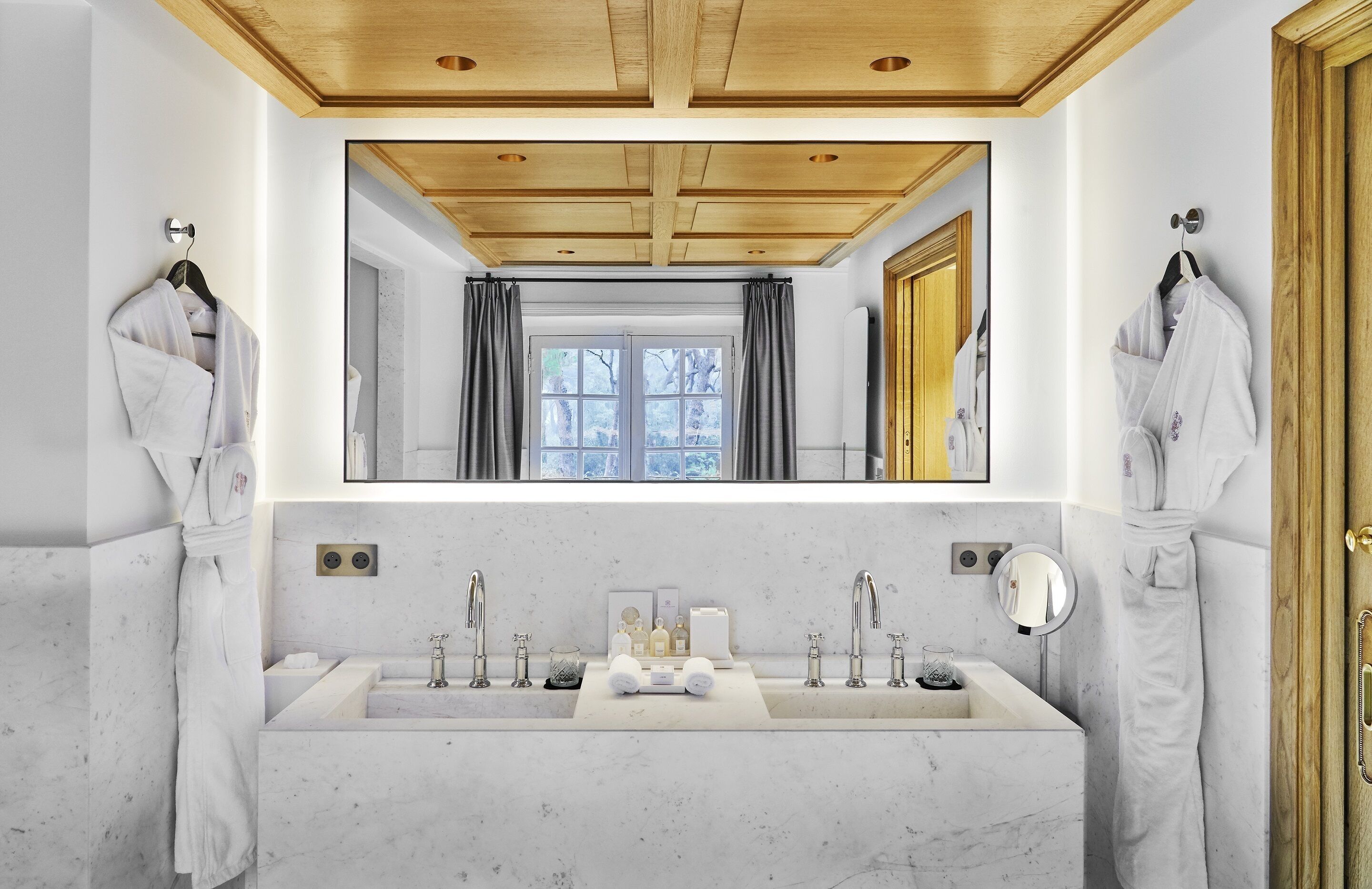 suite chateau prestige | bathroom | hair dryer, bathrobes, slippers, towels