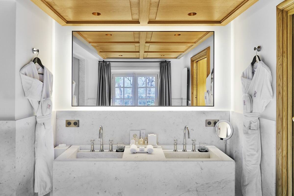 suite chateau prestige | bathroom | hair dryer, bathrobes, slippers, towels