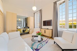 Suite Mademoiselle | Oppholdsområde | Flatskjerm-TV