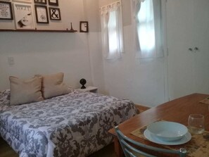 Tabla de planchar con plancha, wifi gratis y ropa de cama 