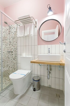 A bathroom with a shower, toilet, sink, and a mirror. - Partner Guest House Velyka Vasylkivska (Kyiv)