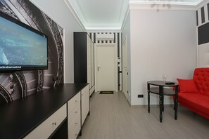 Tabla de planchar con plancha, wifi gratis y ropa de cama 