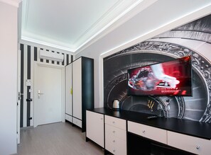 Studio, 1 dobbeltseng, balkong, byutsikt (Top Floor) | Strykejern/-brett, wi-fi (inkludert) og sengetøy