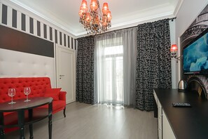 Leilighet – comfort, 1 queensize-seng, byutsikt | Strykejern/-brett, wi-fi (inkludert) og sengetøy