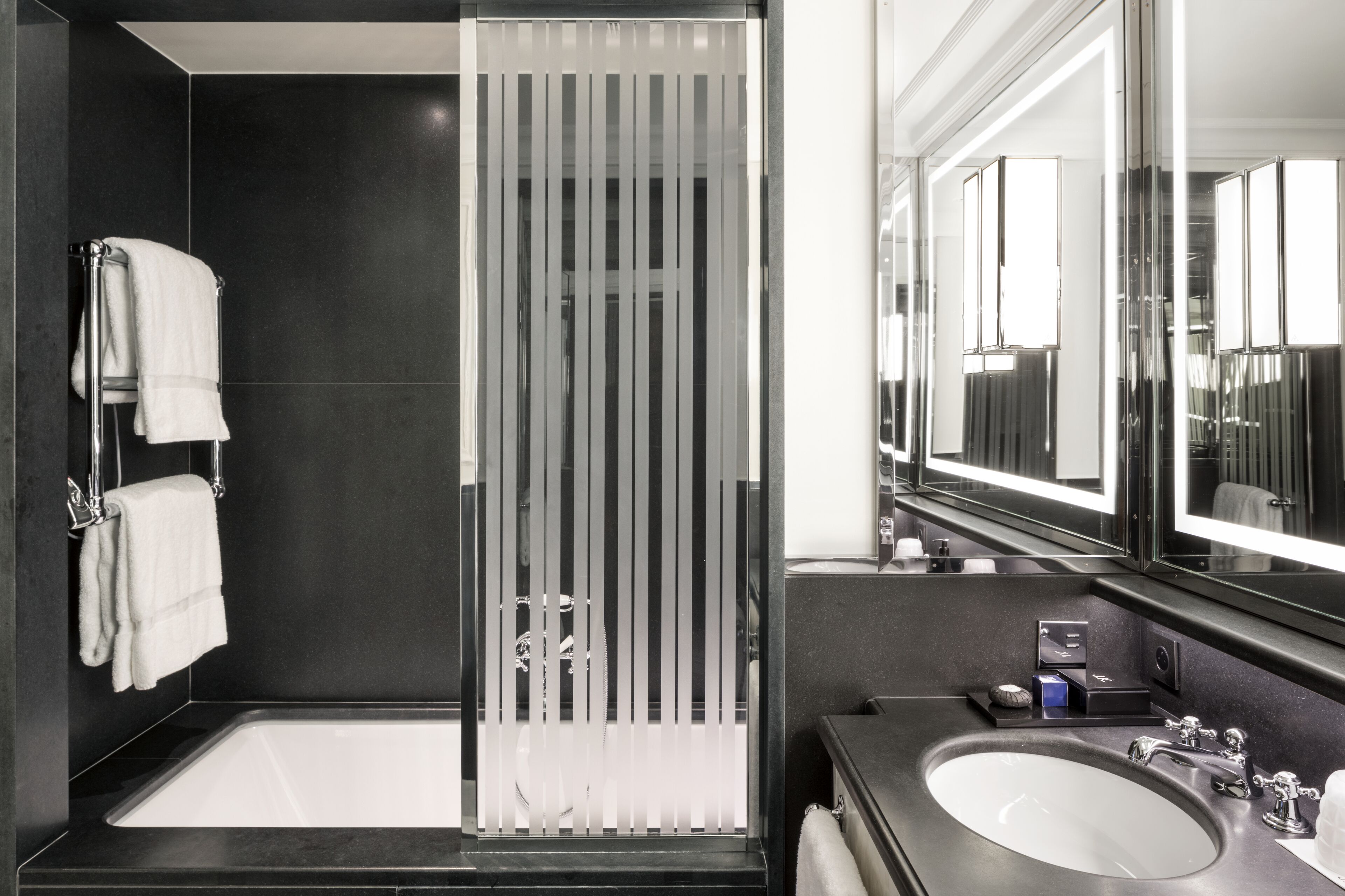 Photo - J.K. Place Paris