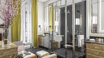 Amenidades de baño de diseñador, secadora de cabello, batas, pantuflas
