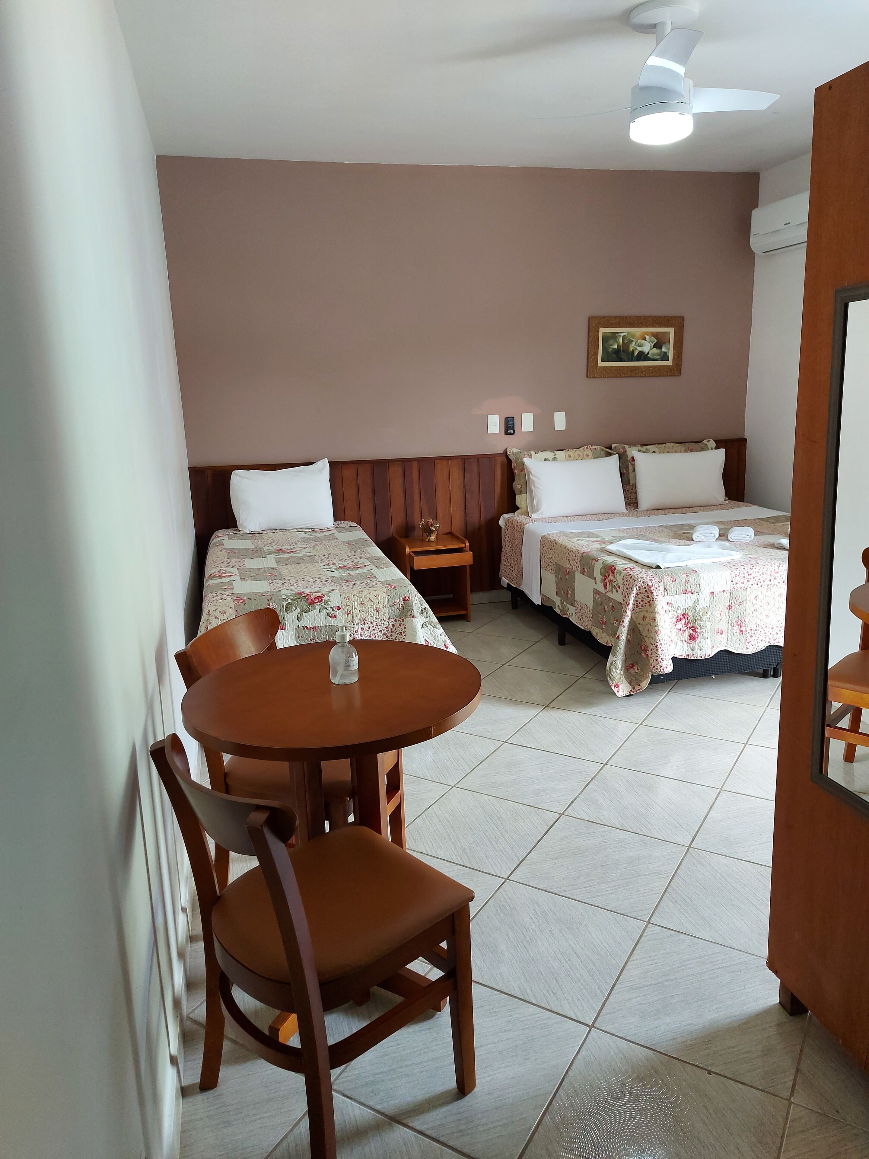 Roba de llit hipoal·lergògena i minibar 