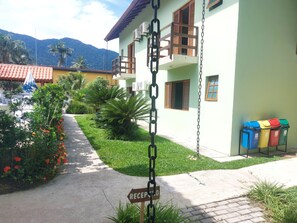 Vista frontal de la propiedad