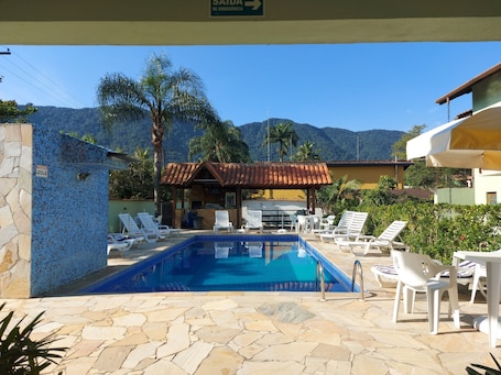 Una piscina al aire libre