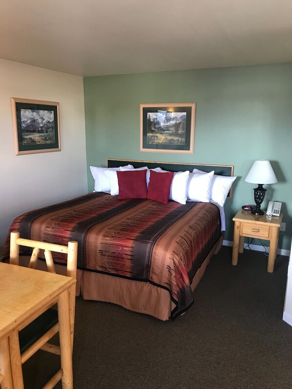 غرفة فردية بتجهيزات أساسية - سرير ملكي - تجهيزات لذوي الاحتياجات الخاصة - لغير المدخنين | مكتب ومكواة/لوح كي وأسرّة أطفال/رضّع وأسرّة قابلة للطي