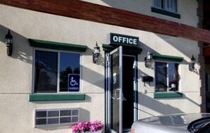 Exterior - Green Gables Inn (Cody)