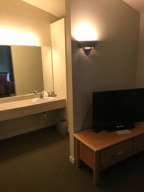 غرفة مزدوجة بتجهيزات أساسية - سريران كبيران - لغير المدخنين - منظر للجبل | مكتب ومكواة/لوح كي وأسرّة أطفال/رضّع وأسرّة قابلة للطي