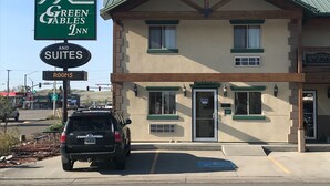 Green Gables Inn, con insegna che indica camere e suite.