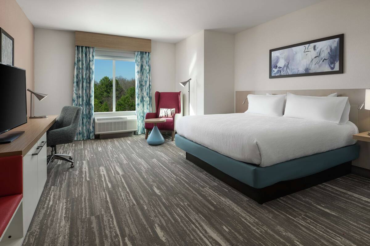 premium bedding, down duvets, in-room safe, desk