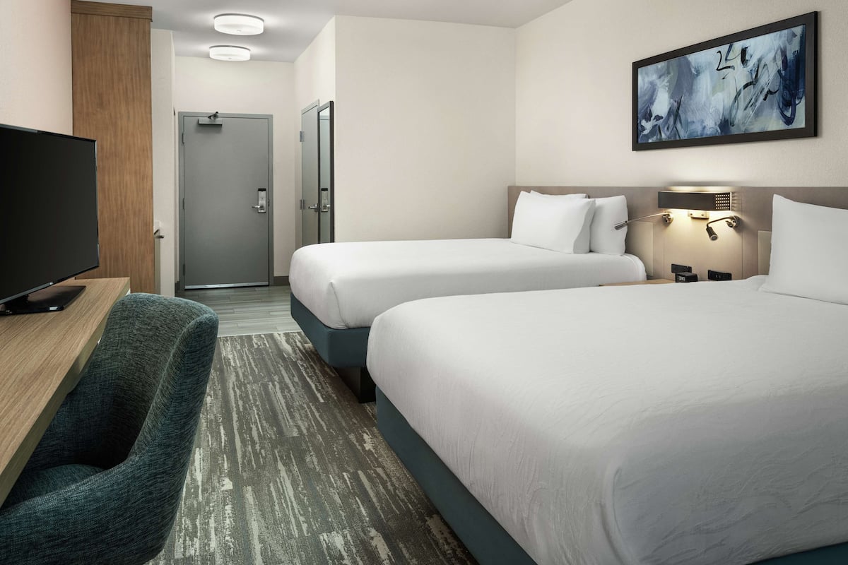 premium bedding, down duvets, in-room safe, desk