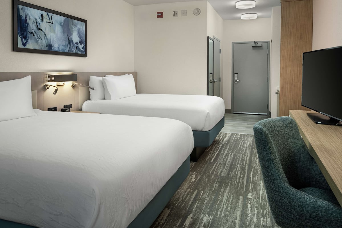 premium bedding, down duvets, in-room safe, desk