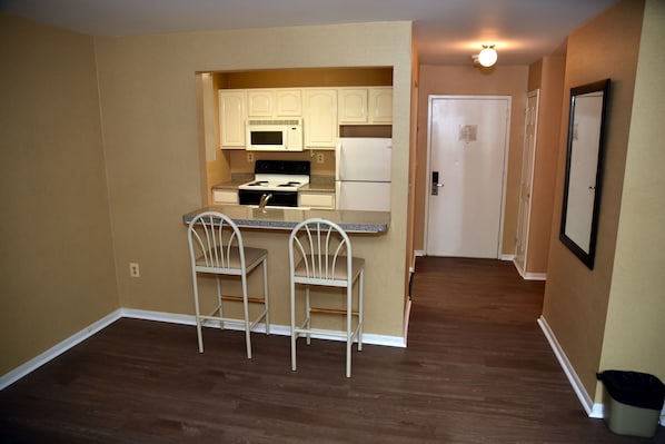 Studiosuite | Essbereich im Zimmer