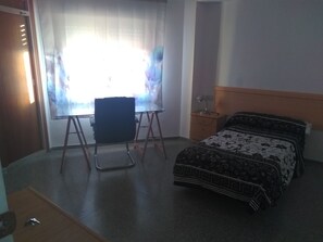 Departamento | Muebles diferentes, escritorio y espacio para trabajar con laptop 