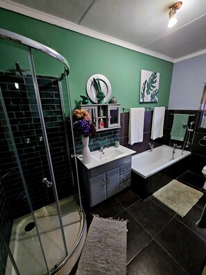 Chambre Double Classique, 1 chambre, vue cour intérieure (Purple Plum) | Salle de bain | Sèche-cheveux, serviettes fournies, papier toilette