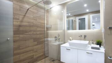 Studio | Bathroom | Shower, hair dryer, towels