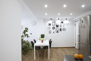 Estúdio | Opções para refeição no quarto