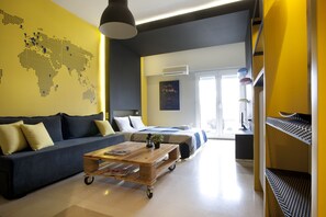 Studio | Living area | Flat-screen TV
