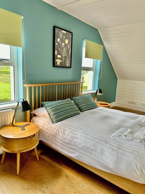 Dobbeltrom – superior, hageutsikt | Allergitestet sengetøy, dundyner, blendingsgardiner og strykejern/-brett