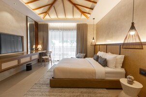 双人房 | 客房内保险箱、办公桌、笔记本电脑工作区、遮光窗帘