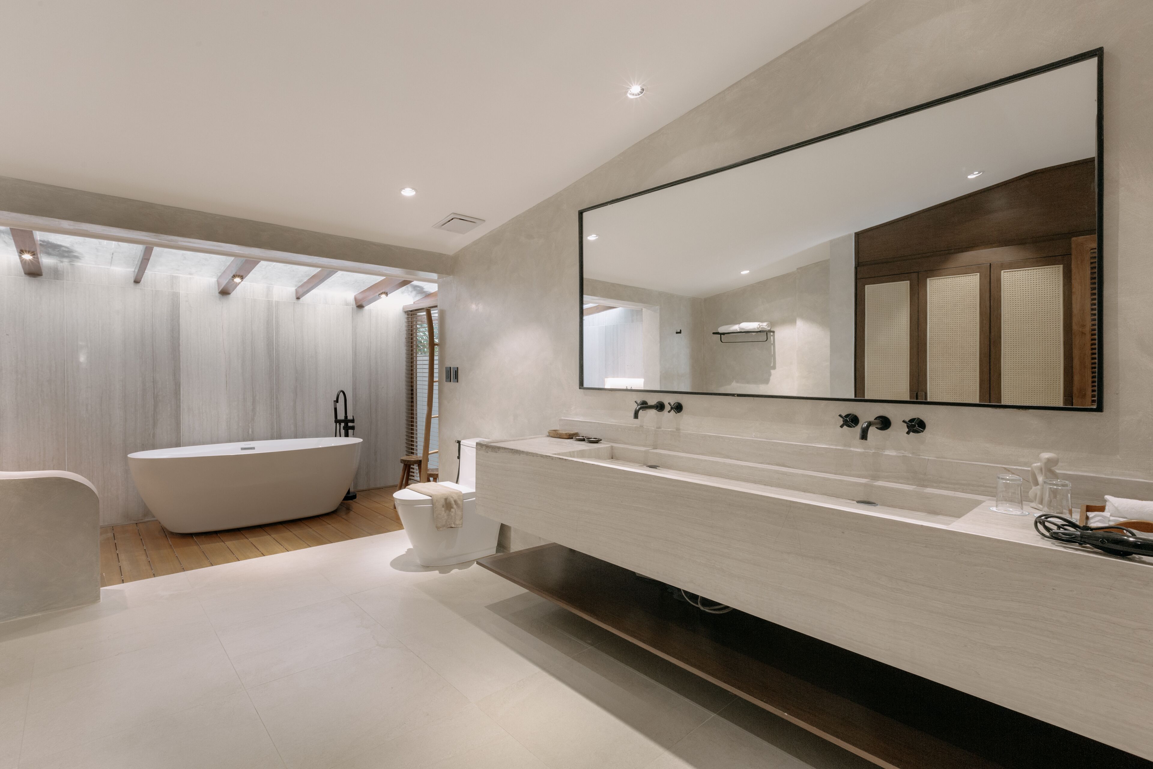 Solis Suite (Two-Bedroom Suite) | Bathroom | Bathtub, free toiletries, hair dryer, slippers