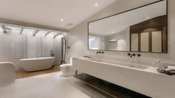 Solis Suite (Two-Bedroom Suite) | Bathroom | Bathtub, free toiletries, hair dryer, slippers