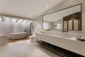 Solis Suite (Two-Bedroom Suite) | Bathroom | Bathtub, free toiletries, hair dryer, slippers