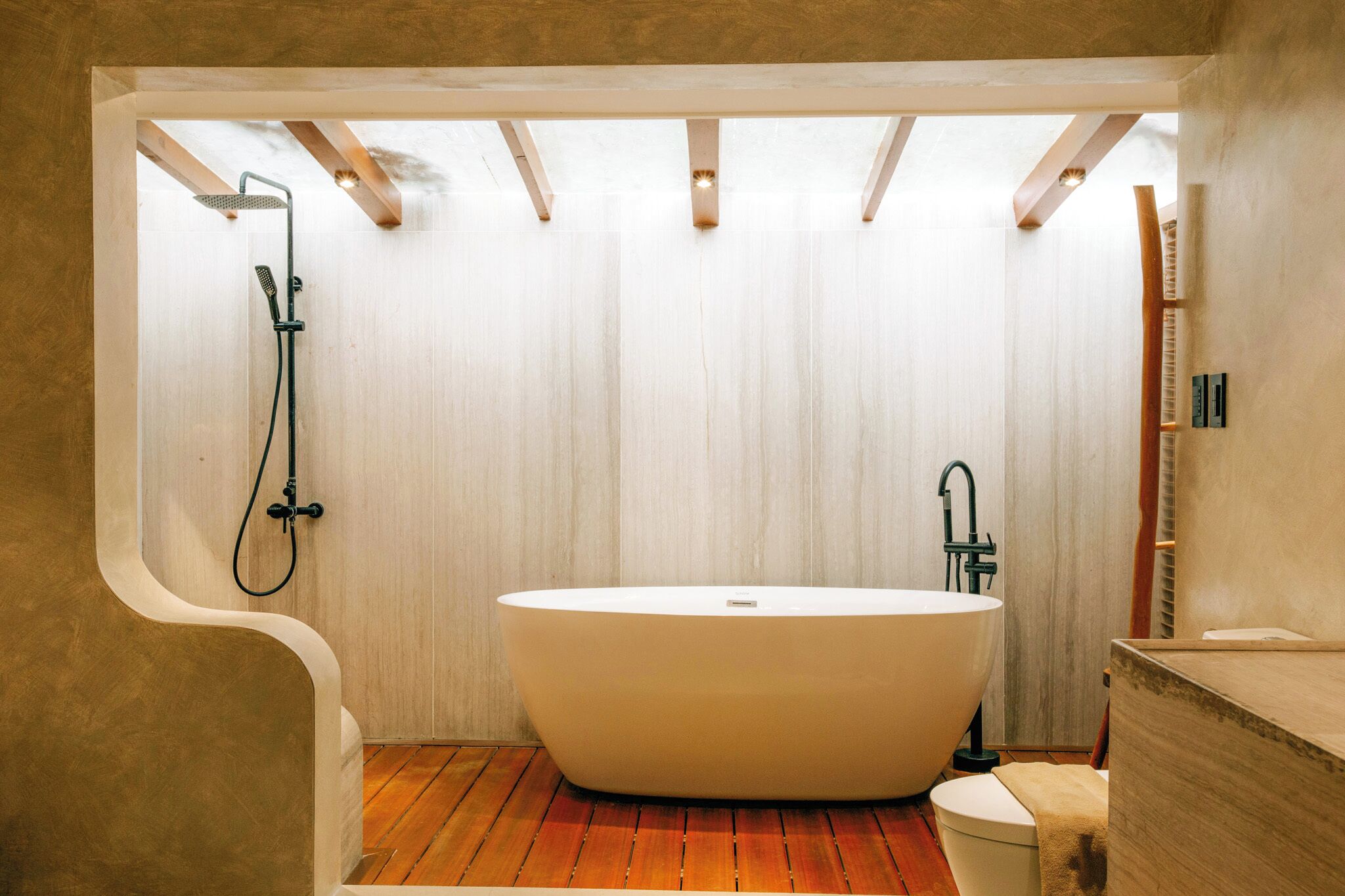Two Bedroom Suite | Baño | Bañera y ducha independientes y artículos de higiene personal gratuitos