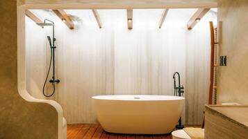 Two Bedroom Suite | Baño | Bañera y ducha independientes y artículos de higiene personal gratuitos