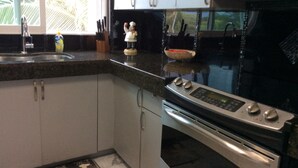 Refrigerador con freezer, microondas, horno, placa de cocina