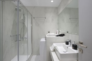 Apartment | Bathroom | Shower, hair dryer, towels - Victoria Square, Cozy and Stylish Apartment (Athens)