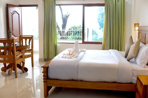 Premium bedding, in-room safe, individually decorated