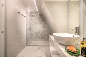 Deluxe Double or Twin Room | Bathroom | Shower, designer toiletries, hair dryer, towels - Flos Luxury Rooms (Split)